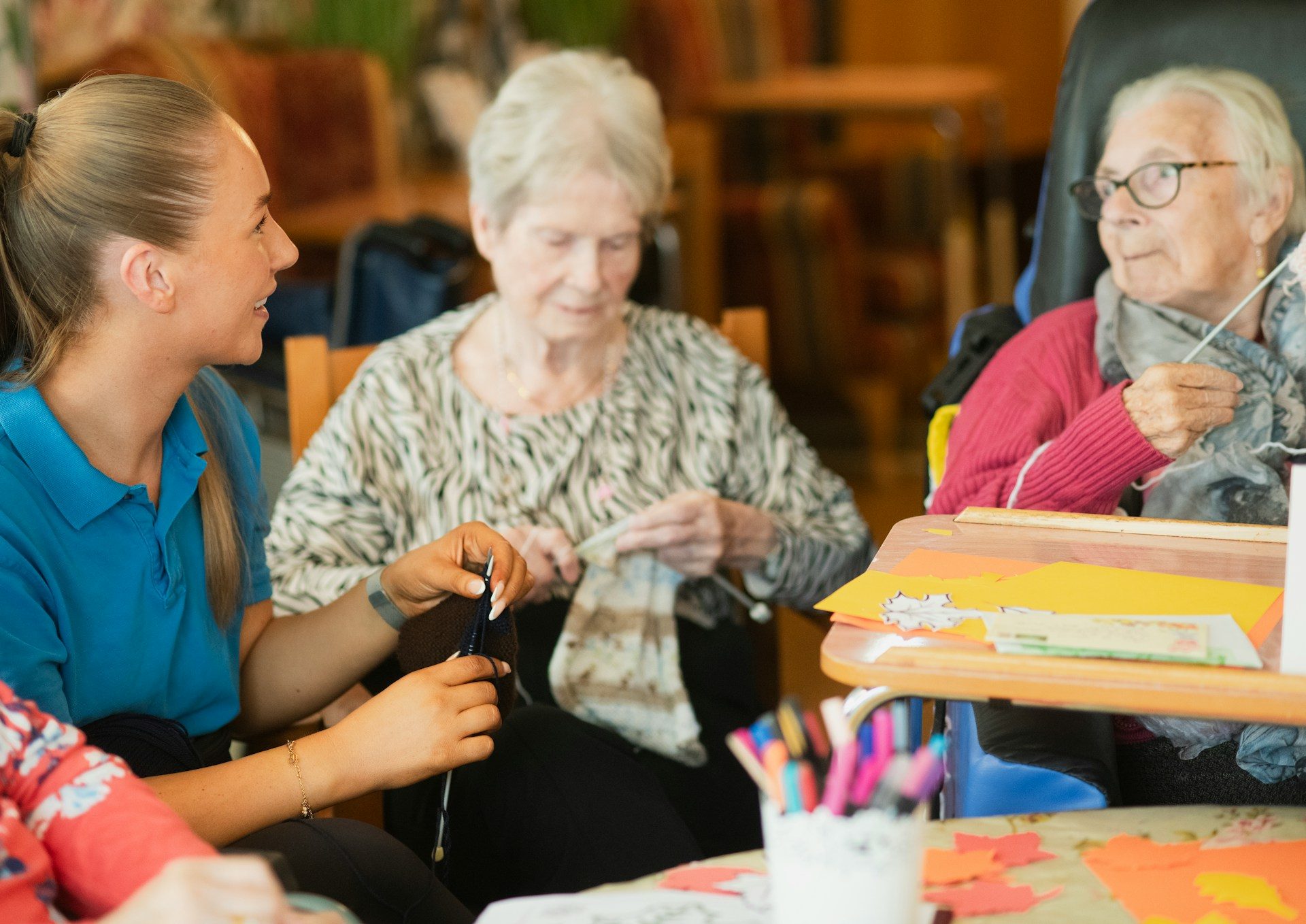 Pflegekraft im Gespräch mit einer Bewohnerin